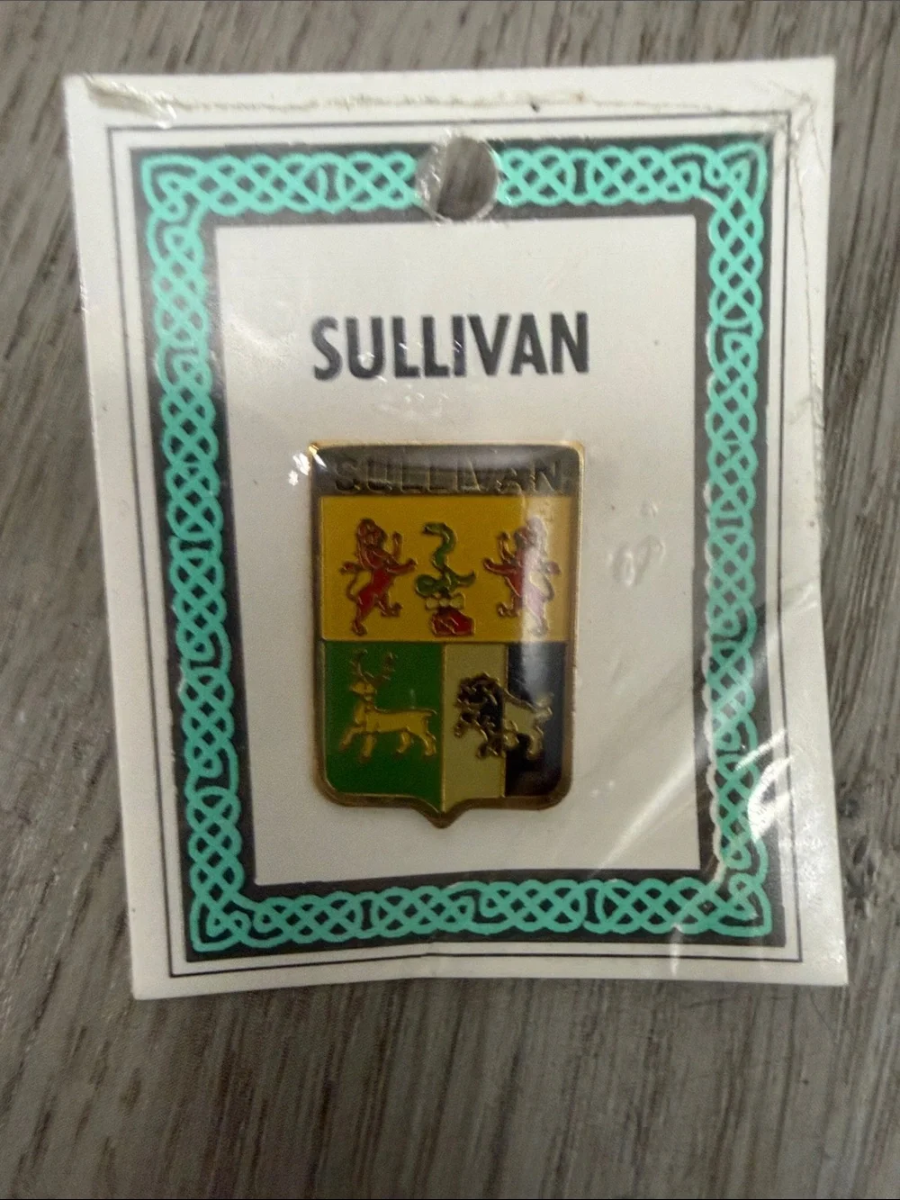 Broche con el escudo de armas irlandés, emblema de O'Sullivan...